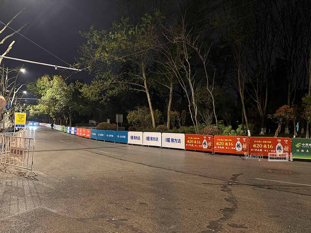 華熠物料租賃公司助力2025武漢馬拉松賽事布置鐵馬護欄