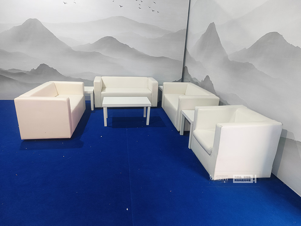 華熠沙發(fā)出租推出新產(chǎn)品:白色皮質(zhì)雙人沙發(fā)