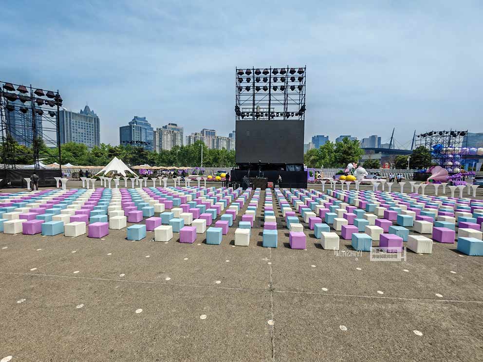 華熠桌椅出租推薦一款獨特的產品—發(fā)光桌椅