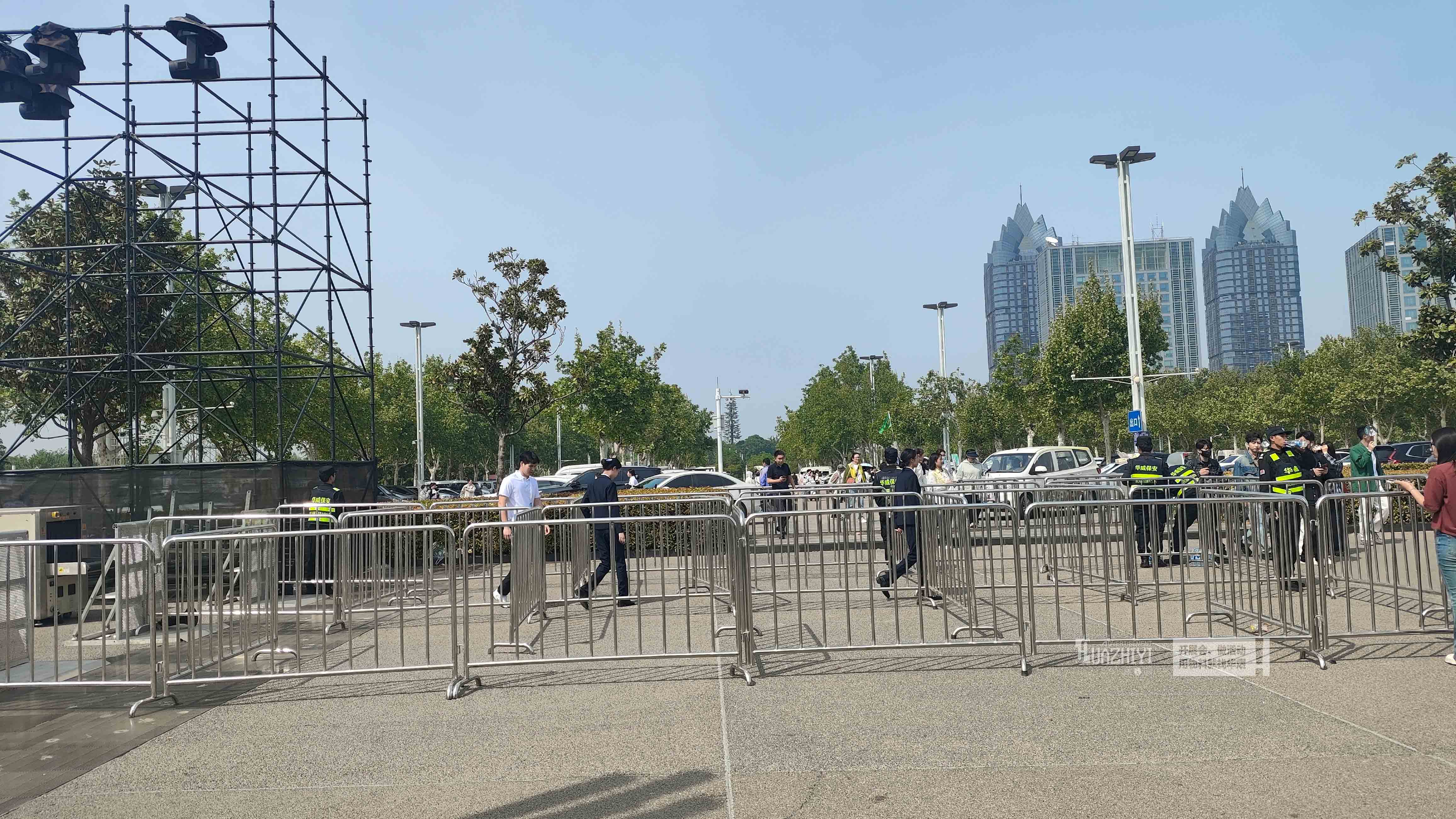 華熠鐵馬護欄租賃公司助力會展中心品牌發(fā)布會