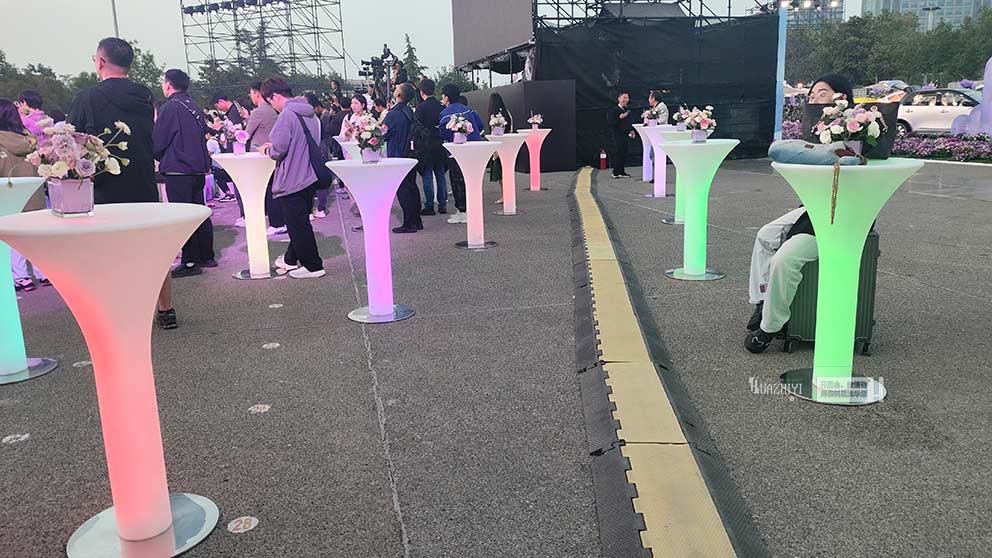 華熠桌椅出租推薦一款獨特的產品—發(fā)光桌椅