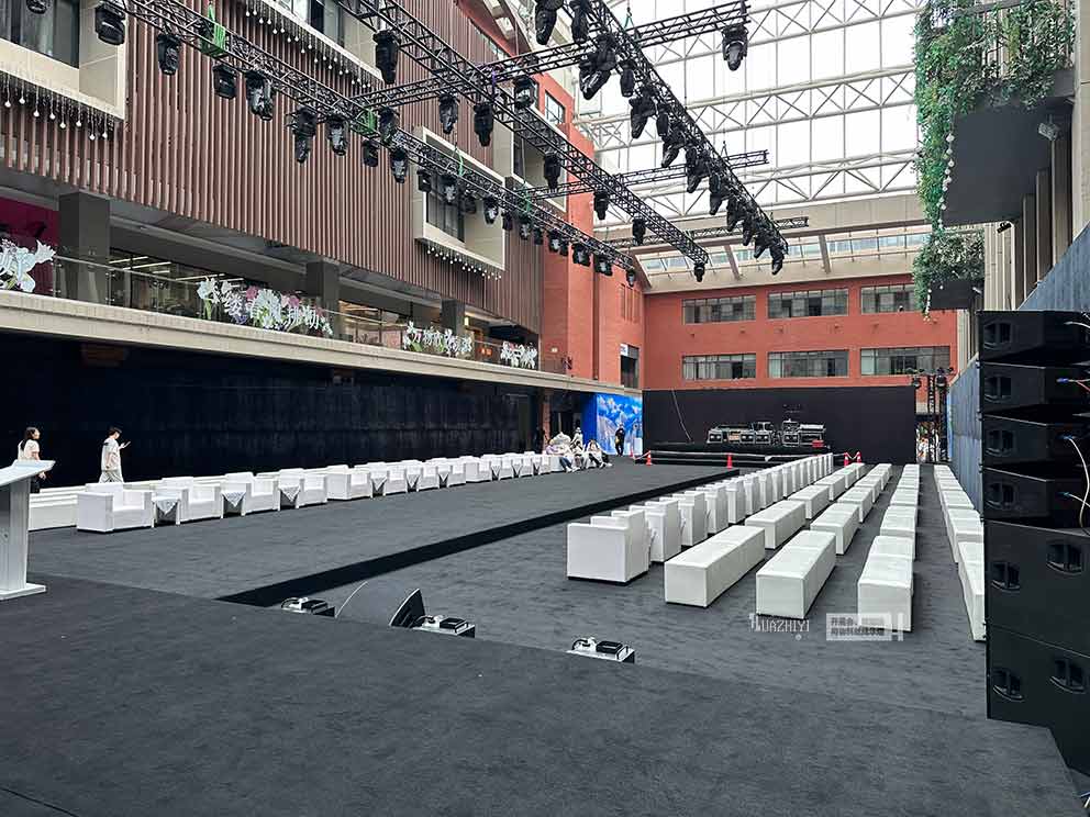 華熠沙發(fā)租賃提供布置走秀活動皮質(zhì)沙發(fā)條