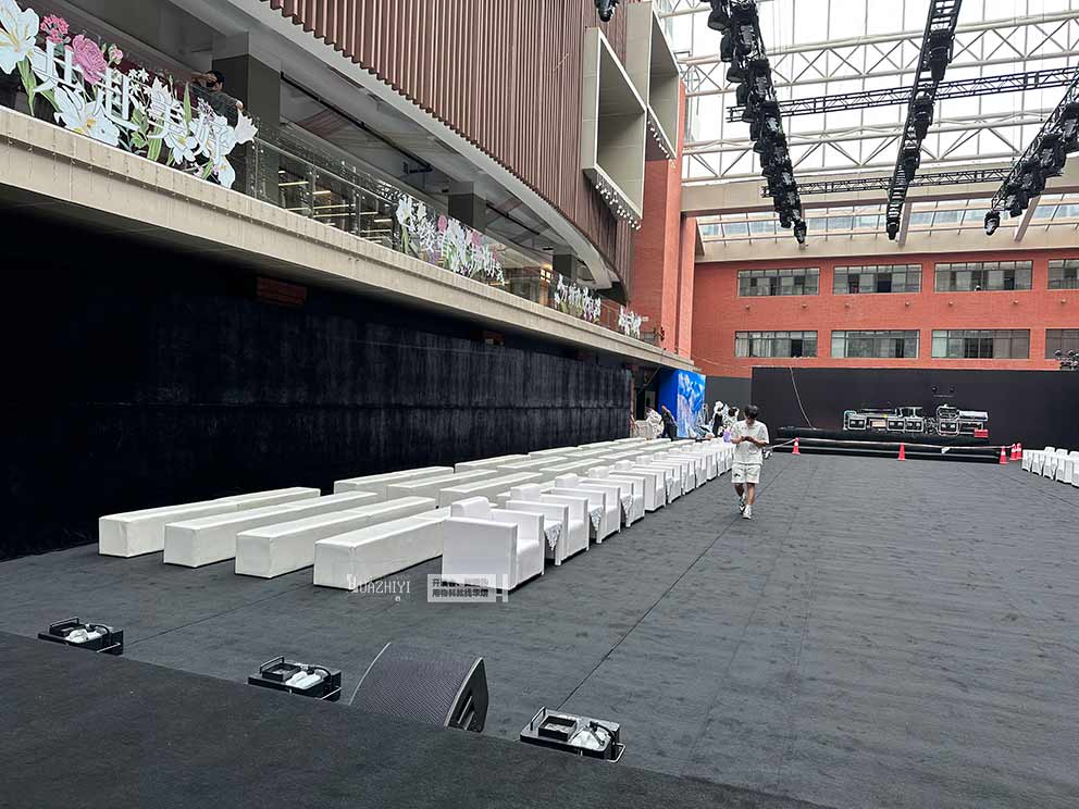 華熠沙發(fā)租賃提供布置走秀活動皮質(zhì)沙發(fā)條