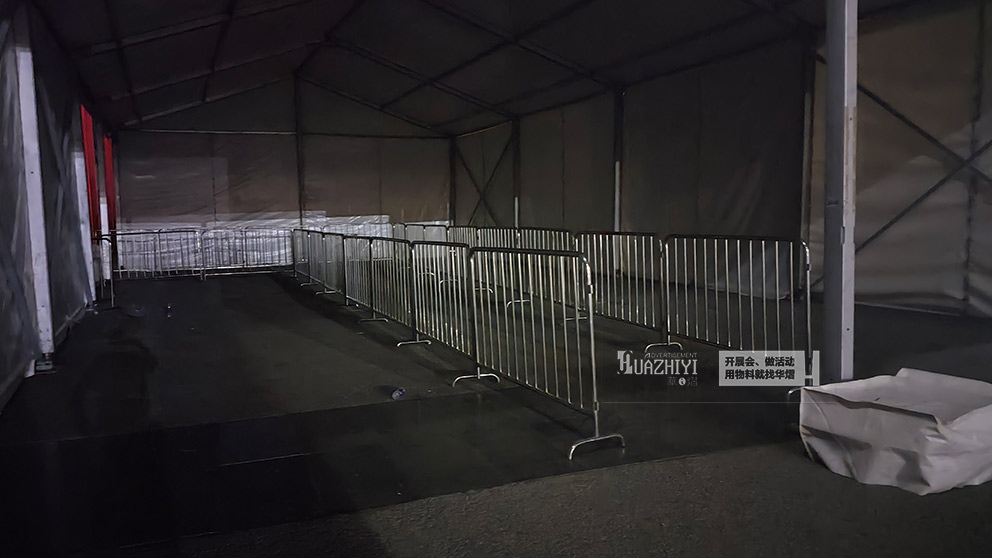 華熠鐵馬護(hù)欄租賃公司提供布置會展中心安檢處防爆欄