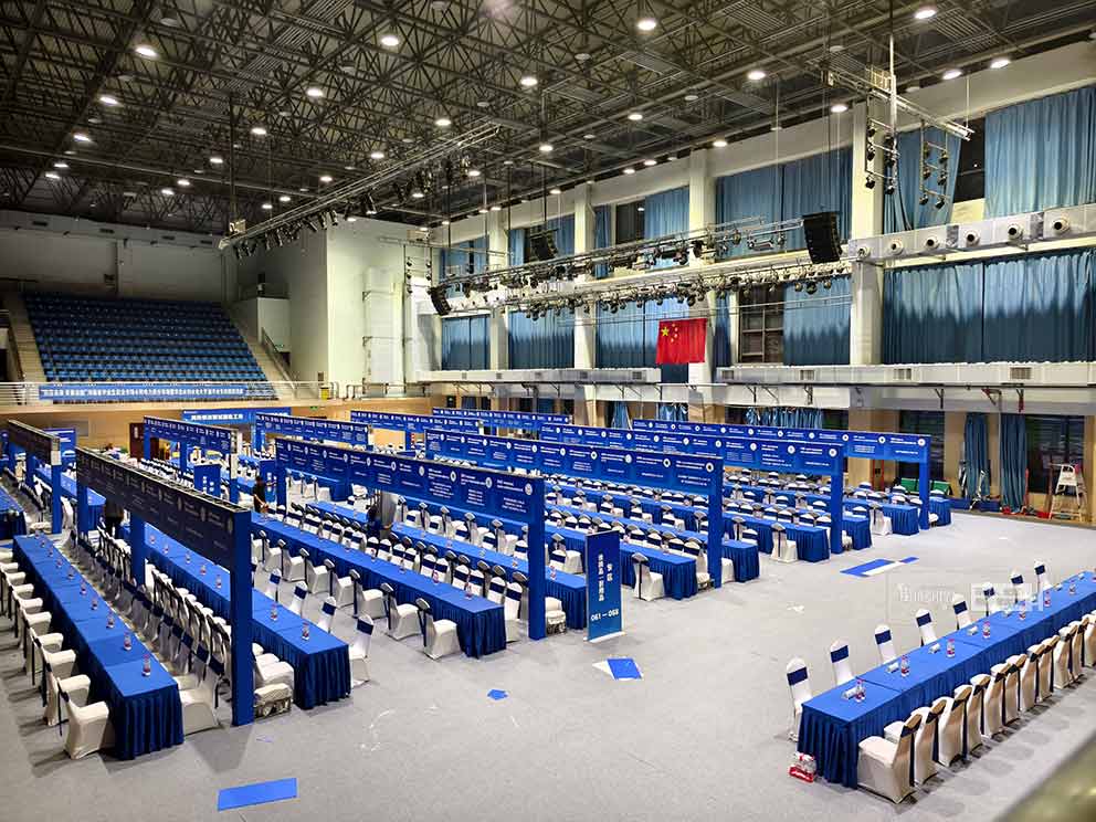 華熠桌椅物料出租公司布置華北水利水電大學(xué)2025校園招聘會(huì)