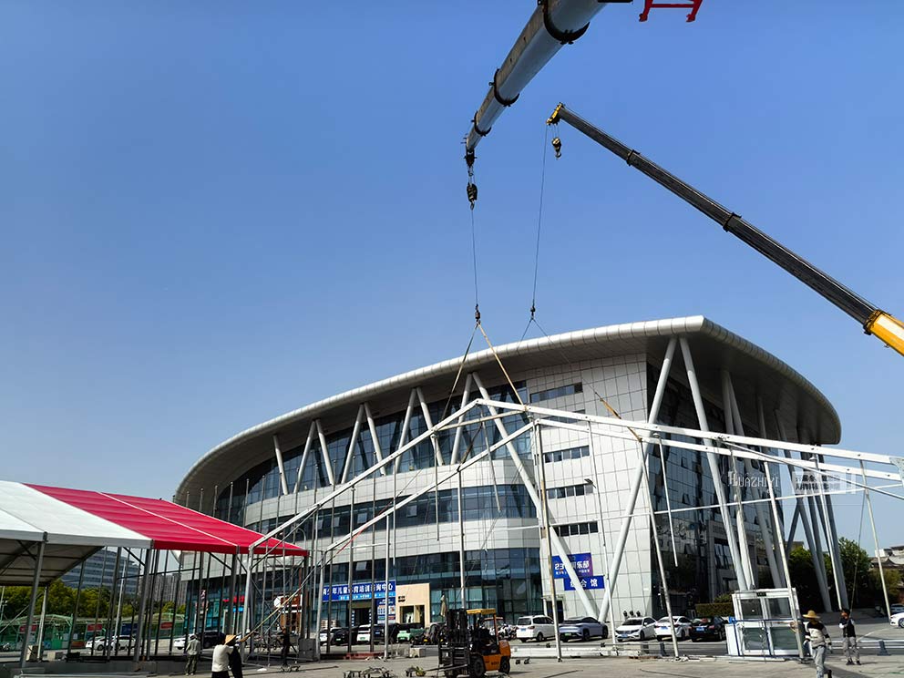 華熠展銷會(huì)篷房租賃在南陽第一體育中心施工搭建
