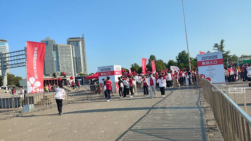 華熠鐵馬護欄租賃公司布置如意湖氣球挑戰(zhàn)賽現(xiàn)場