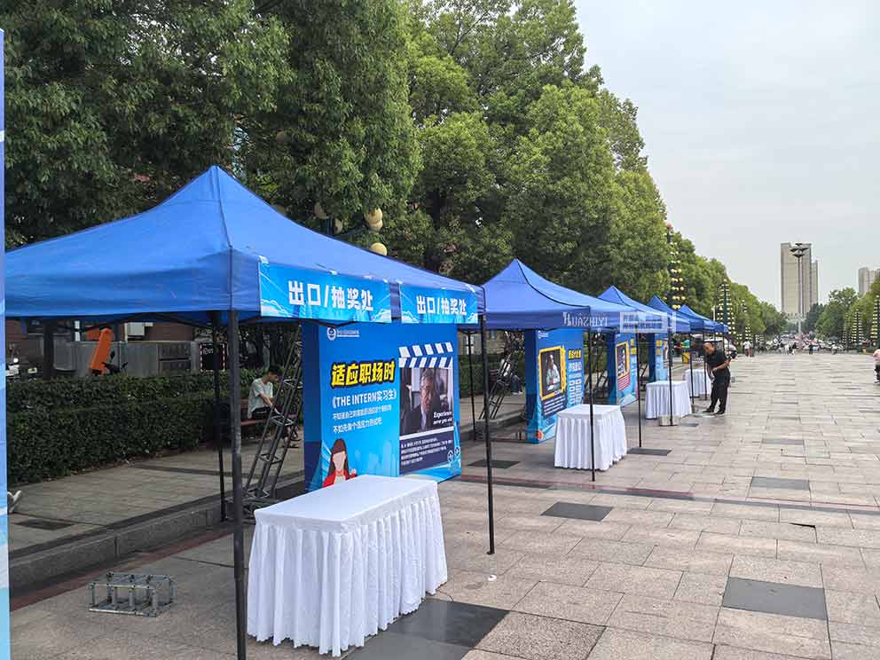 華熠物料租賃公司布置鄭州工業(yè)應(yīng)用技術(shù)學(xué)院招聘會(huì)現(xiàn)場(chǎng)