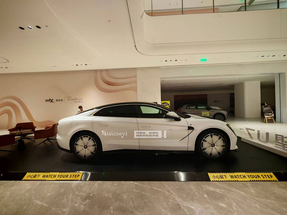 萬象城仰望U7車展地臺由華熠地臺租賃公司搭建