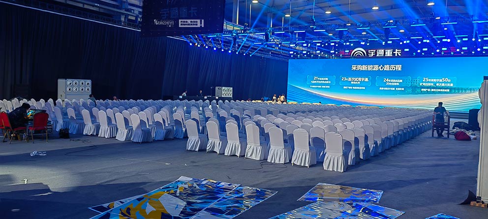 宇通重工布藝沙發(fā)貴賓椅，由鄭州桌椅沙發(fā)租賃進(jìn)行布場(chǎng)