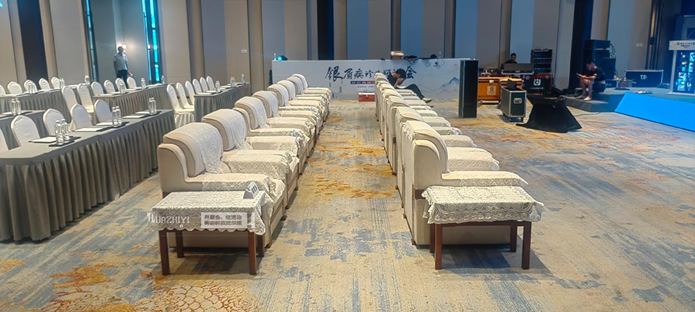 仟那元熙酒店布藝沙發(fā)桌椅由華熠桌椅沙發(fā)租賃布置
