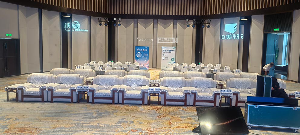 仟那元熙酒店布藝沙發(fā)桌椅由華熠桌椅沙發(fā)租賃布置