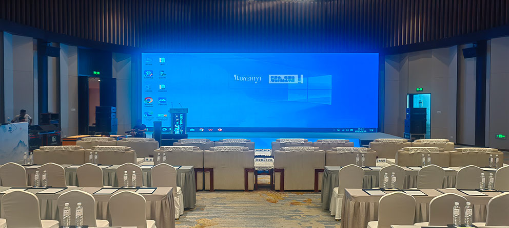 仟那元熙酒店布藝沙發(fā)桌椅由華熠桌椅沙發(fā)租賃布置