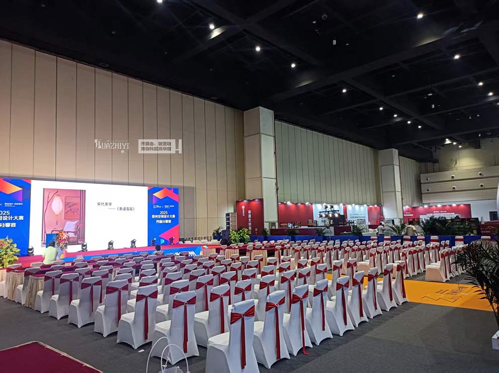 會展中心貴賓椅大圓桌由華熠桌椅沙發(fā)租賃布置