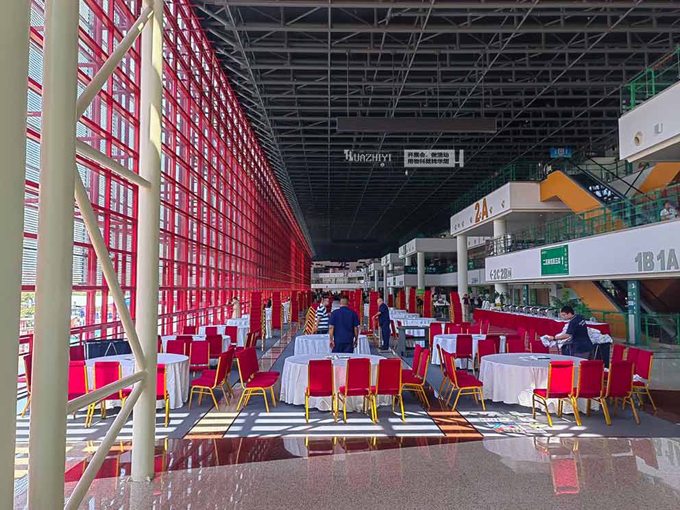 會展中心貴賓椅大圓桌由華熠桌椅沙發(fā)租賃布置