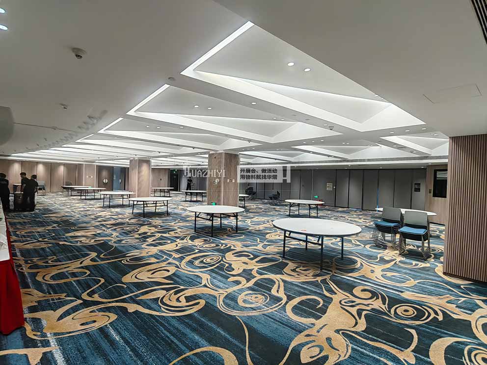 會展中心貴賓椅大圓桌由華熠桌椅沙發(fā)租賃布置