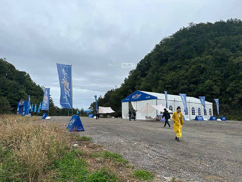 巴東北京越野試駕車友會，華熠篷房道旗租賃進(jìn)行布場