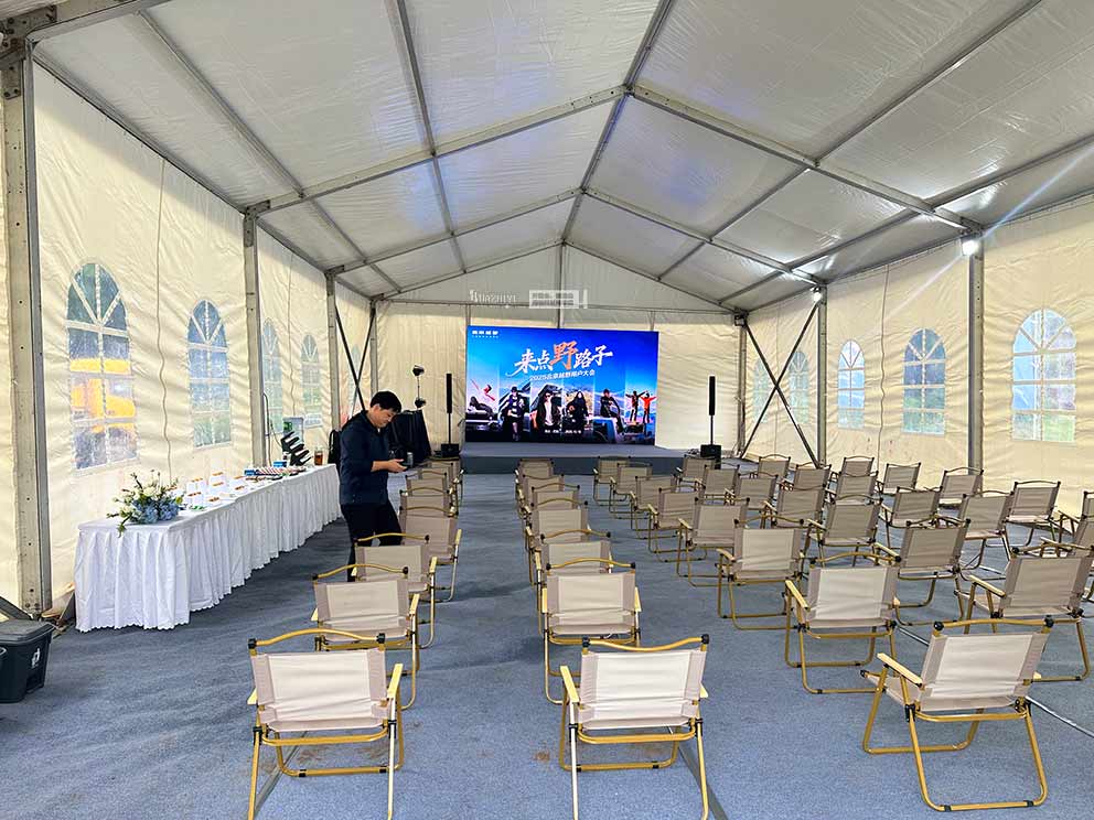 巴東北京越野試駕車友會，華熠篷房道旗租賃進(jìn)行布場