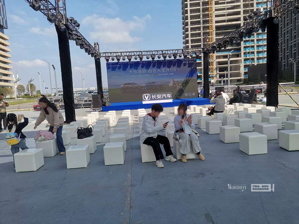 金融島長安汽車活動(dòng)由華熠桌椅沙發(fā)租賃布場