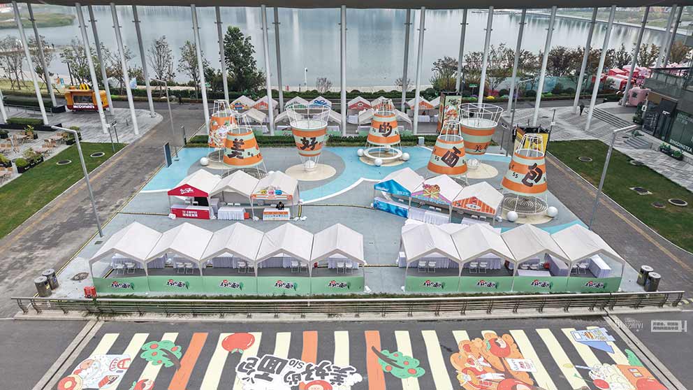 金融島“美好的面包”活動華熠篷房桌椅租賃進行布場