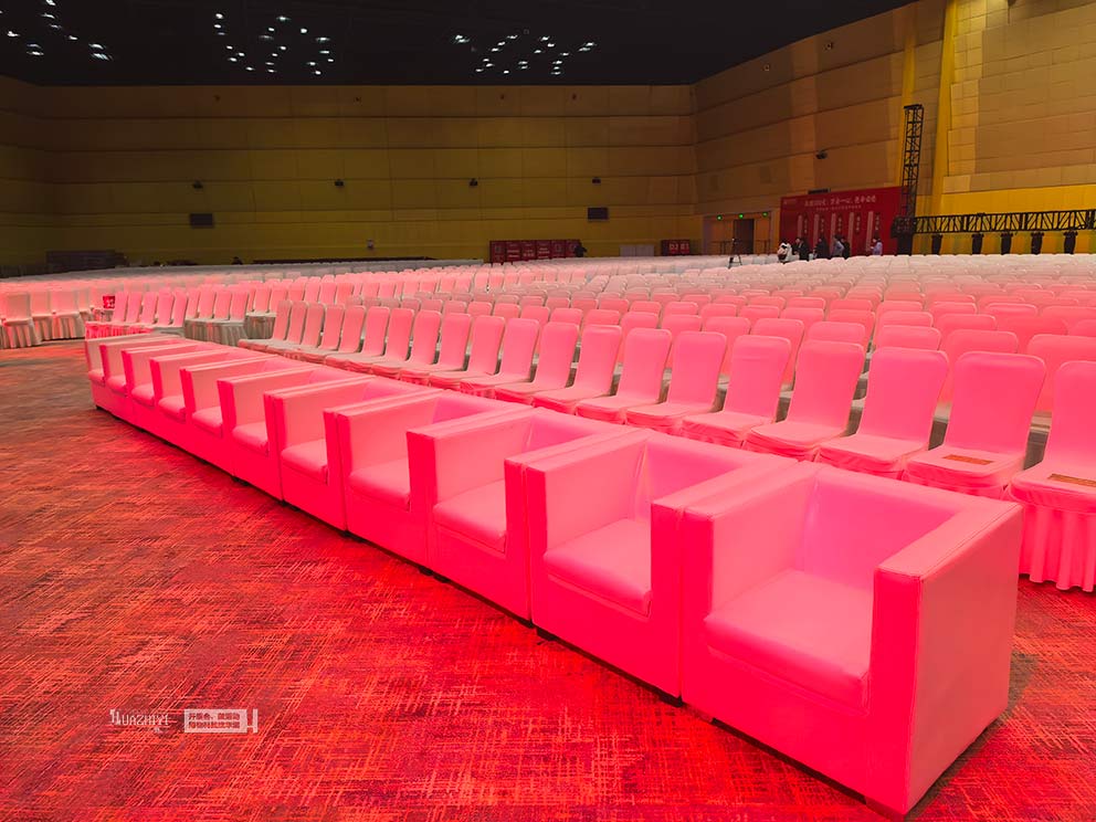 經(jīng)絡(luò)炮發(fā)布會由華熠道旗鐵馬租賃進行布場