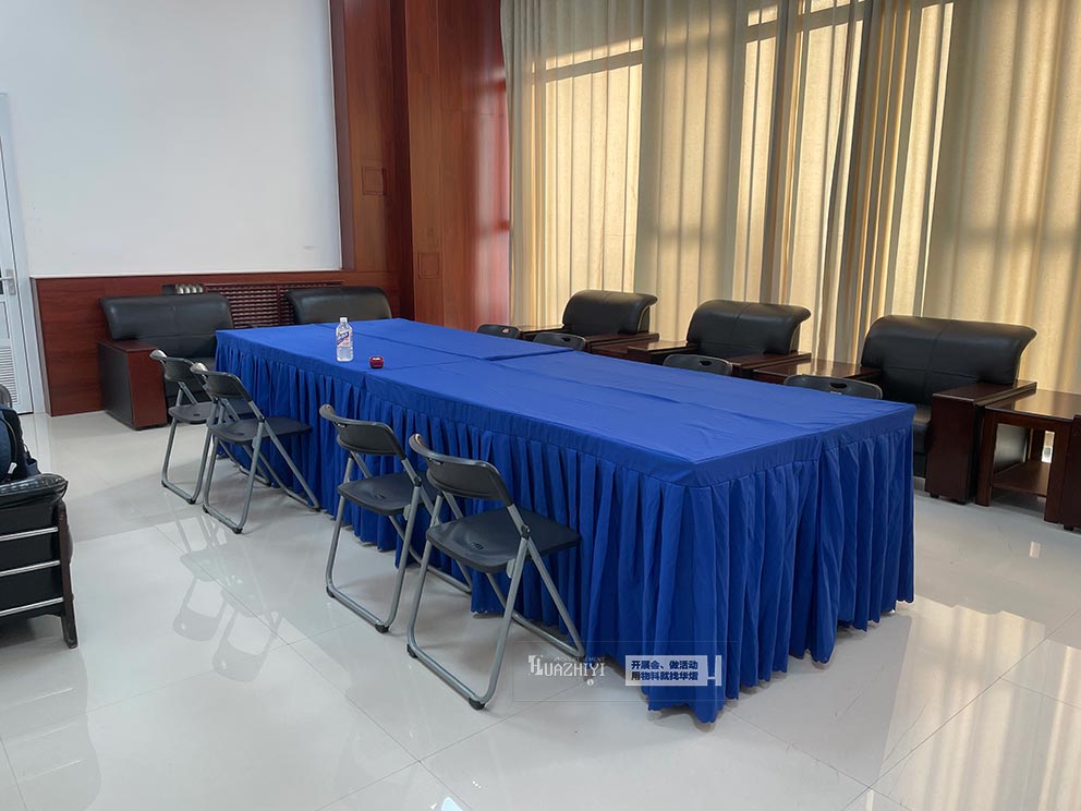 鄭州輕工業(yè)學(xué)院校園活動(dòng)，華熠桌椅租賃進(jìn)行布場(chǎng)