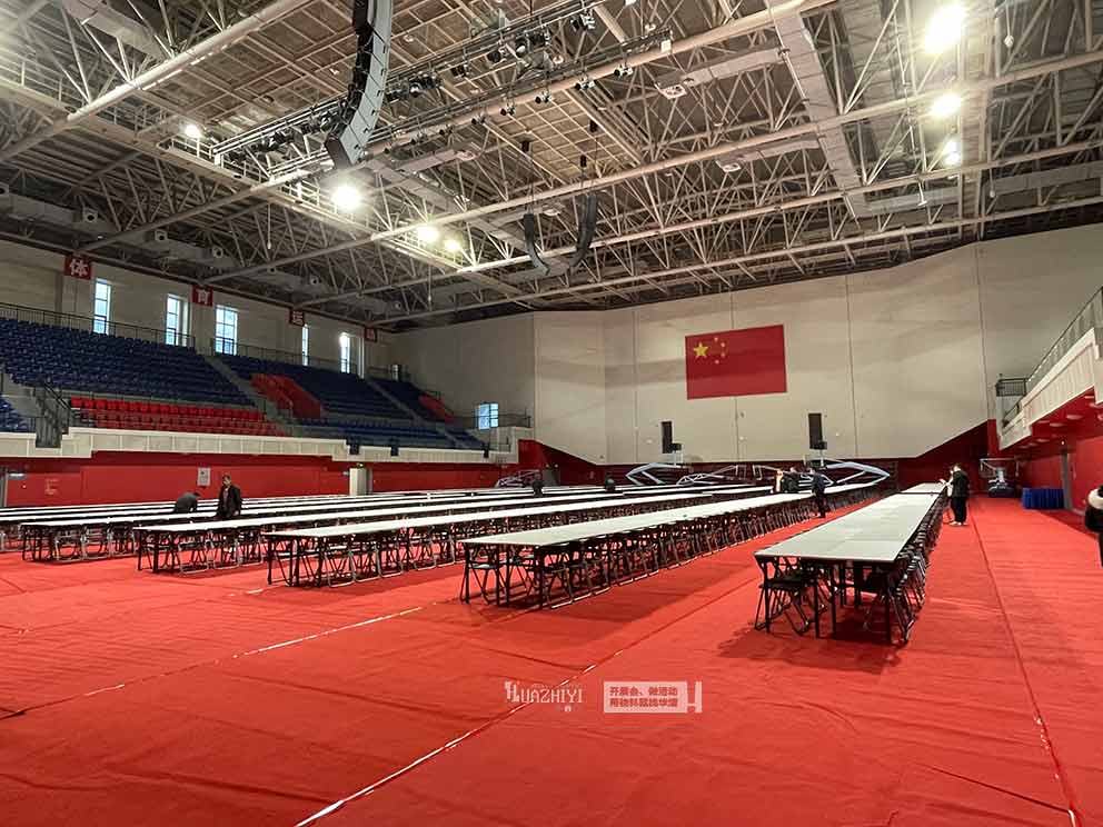 鄭州輕工業(yè)學(xué)院校園活動(dòng)，華熠桌椅租賃進(jìn)行布場(chǎng)