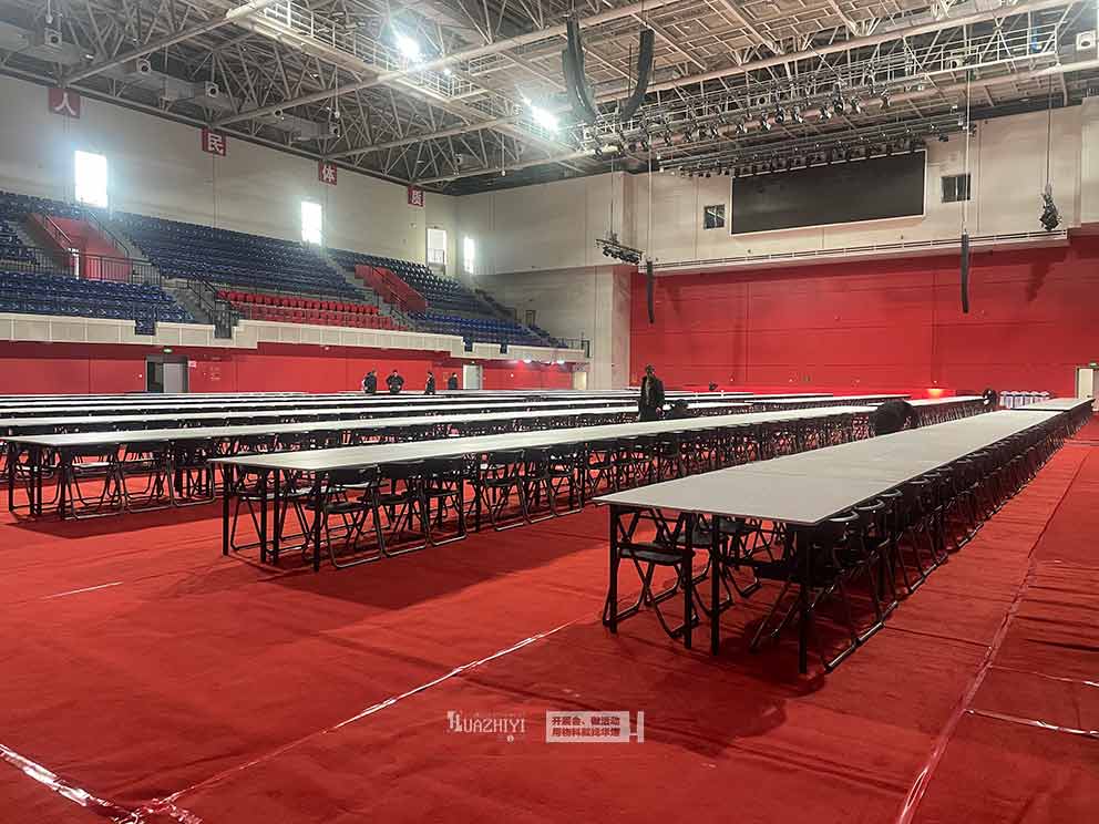 鄭州輕工業(yè)學(xué)院校園活動，華熠桌椅租賃進行布場