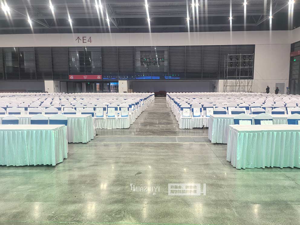 新會展中心2025表彰大會，華熠桌椅租賃進行布場