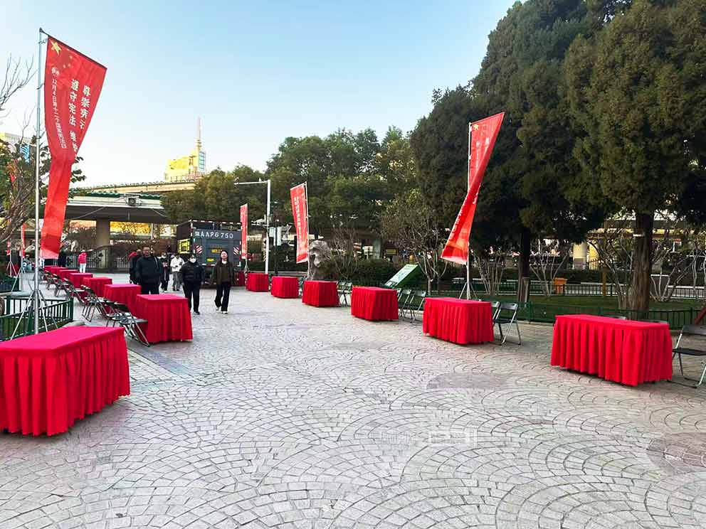 2025鄭州憲法宣傳周啟動儀式，鄭州桌椅道旗租賃進行布場