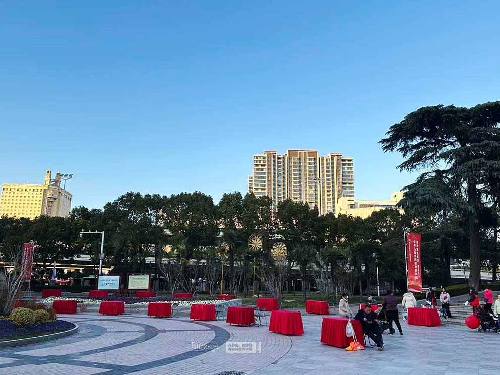 2025鄭州憲法宣傳周啟動儀式，鄭州桌椅道旗租賃進行布場