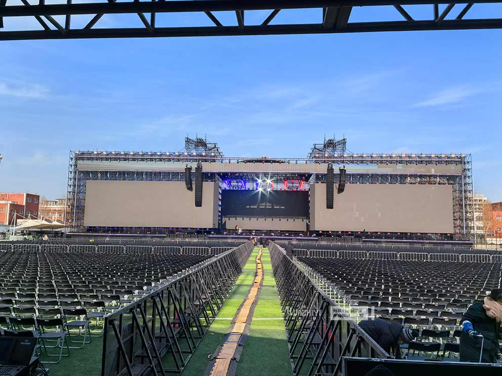 華熠桌椅租賃助力邢臺演唱會(huì)布場