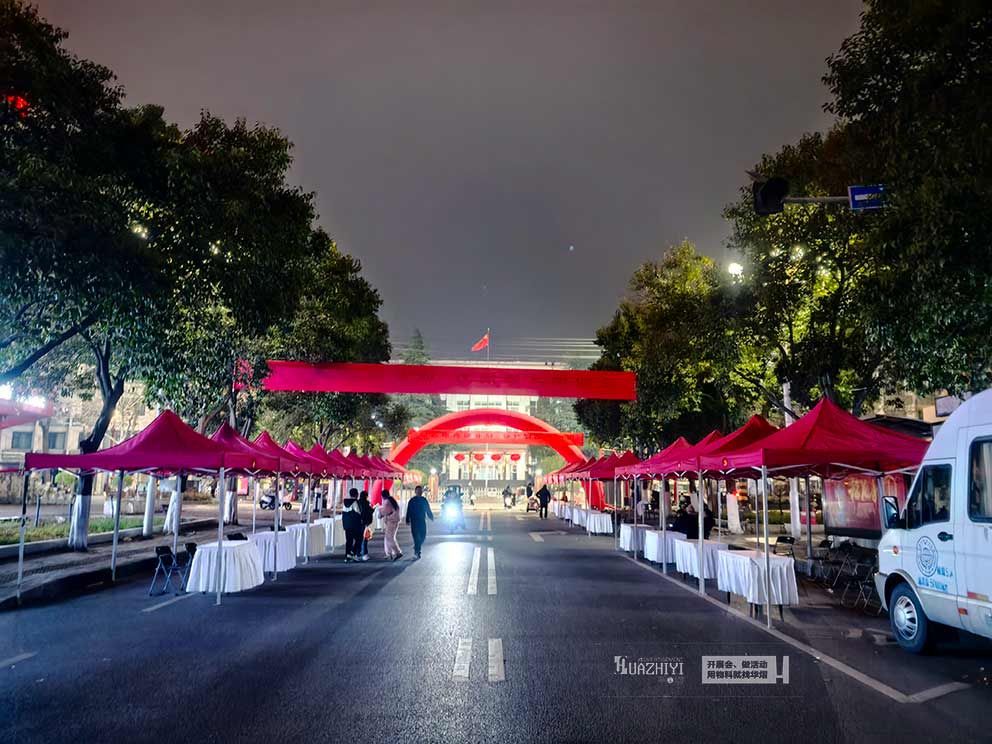 華熠桌椅租賃助力濮陽(yáng)演唱會(huì)8000把折疊椅布場(chǎng)