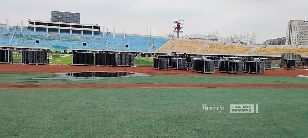 華熠桌椅租賃助力濮陽(yáng)演唱會(huì)8000把折疊椅布場(chǎng)